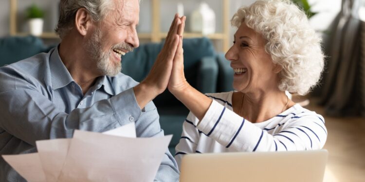 El IRS aumenta los límites para 7 cuentas de jubilación, incluido el primer aumento de edades para ponerse al día con la IRA. Aquí le mostramos cuánto más puede ahorrar en 2026.