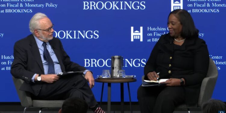 La asediada gobernadora de la Fed, Lisa Cook, dice que los aranceles alimentan la inflación