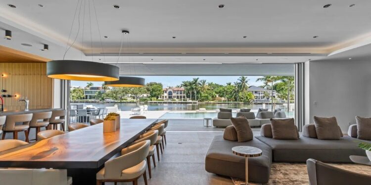 La ‘fortaleza’ de tres pisos de Fort Lauderdale diseñada para resistir huracanes y rezumar lujo llega al mercado por $ 15 millones