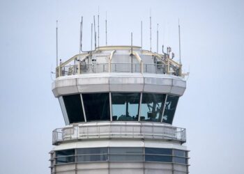 Amenaza de bomba reportada detiene vuelos a Washington; Video muestra avión descargado