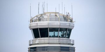 Amenaza de bomba reportada detiene vuelos a Washington; Video muestra avión descargado