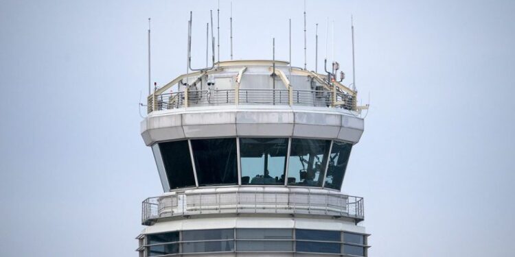 Amenaza de bomba reportada detiene vuelos a Washington; Video muestra avión descargado