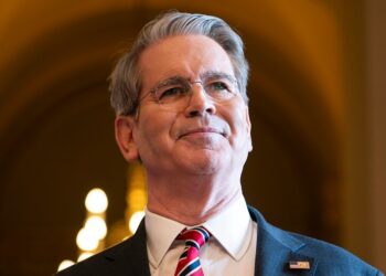 Bessent advierte sobre la escasez de carga antes de las vacaciones a medida que se prolonga el cierre