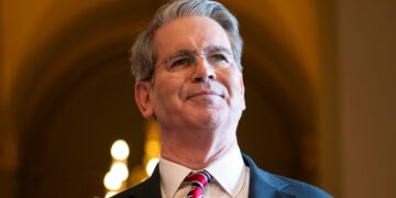 Bessent advierte sobre la escasez de carga antes de las vacaciones a medida que se prolonga el cierre