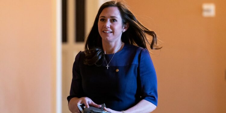 Britt dice que el Senado debería “echar un vistazo” a los controles arancelarios de 2.000 dólares