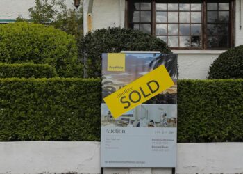 El frenesí de refinanciación hipotecaria llega a medida que los bancos recortan las tasas de préstamos hipotecarios variables y fijas