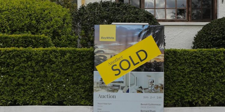 El frenesí de refinanciación hipotecaria llega a medida que los bancos recortan las tasas de préstamos hipotecarios variables y fijas