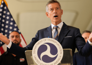 Duffy advierte sobre “muchas más interrupciones” en los viajes aéreos si el cierre se extiende hasta el fin de semana