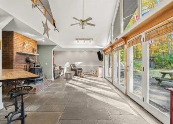 La casa hobbit protegida por la Tierra que parece hundirse en el suelo en Massachusetts se vende por solo $ 450 mil