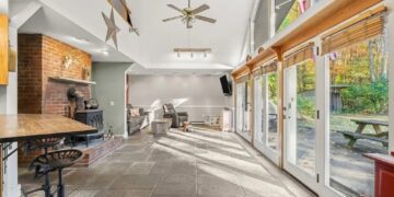 La casa hobbit protegida por la Tierra que parece hundirse en el suelo en Massachusetts se vende por solo $ 450 mil