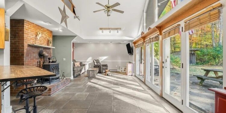 La casa hobbit protegida por la Tierra que parece hundirse en el suelo en Massachusetts se vende por solo $ 450 mil