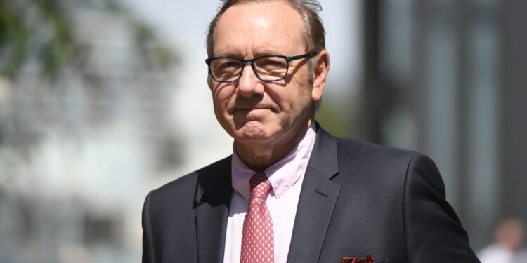 Kevin Spacey revela que no tiene hogar después de perder 5,6 millones de dólares en su casa de Baltimore por una ejecución hipotecaria en medio de costosas batallas legales