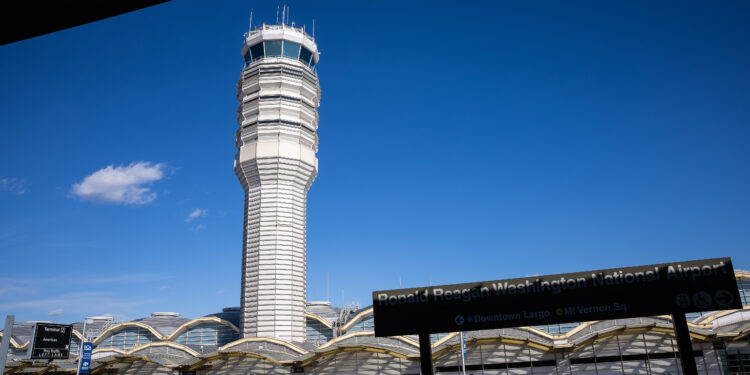 Los recortes de vuelos de la FAA afectarán a los principales centros de EE. UU.