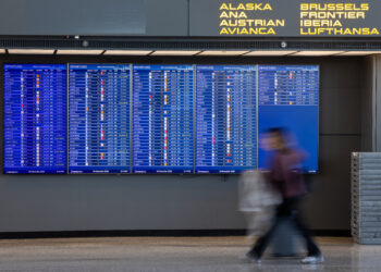 Señales preocupantes en el sistema aéreo provocaron recortes de vuelos de la FAA