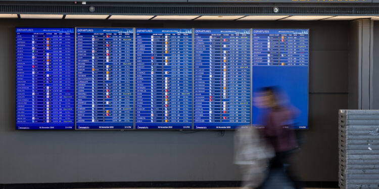 Señales preocupantes en el sistema aéreo provocaron recortes de vuelos de la FAA