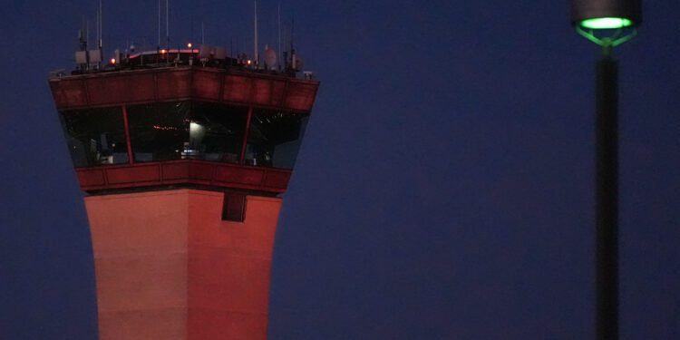 Los recortes de vuelos se mantendrán en los niveles actuales cuando finalice el cierre, dice el DOT