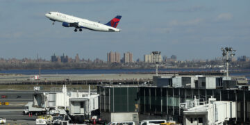 La FAA advierte sobre un “aumento” de controladores de tráfico aéreo que se quedan sin trabajo