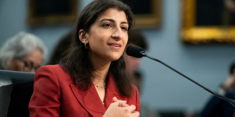 Zohran Mamdani elige a Lina Khan para copresidir el equipo de transición después de ganar la carrera por la alcaldía de Nueva York