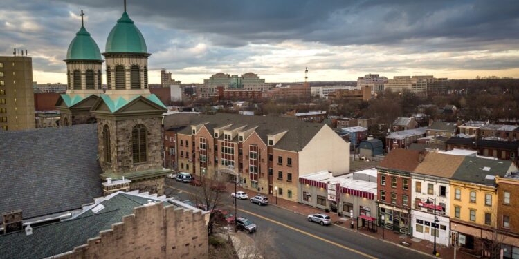 15 ciudades con los impuestos a la propiedad más altos y 5 con los más bajos