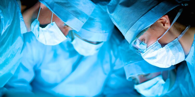 Por qué una cirugía de rodilla en Panamá supera al mismo procedimiento en Estados Unidos