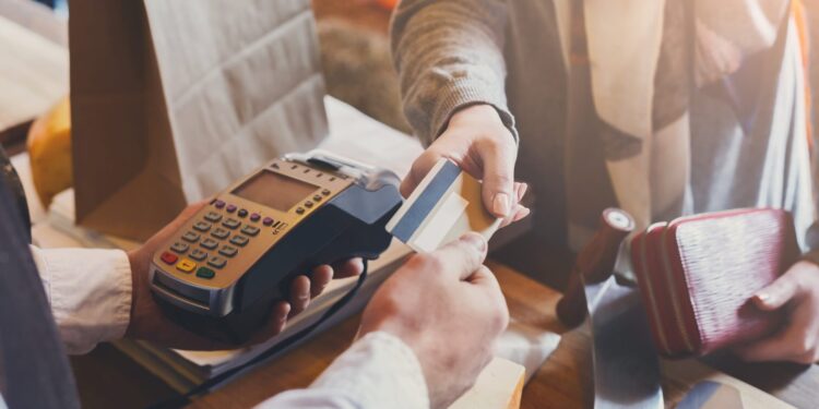 Ese beneficio de reembolso en efectivo del 2% en realidad podría costarle un 3% al finalizar la compra