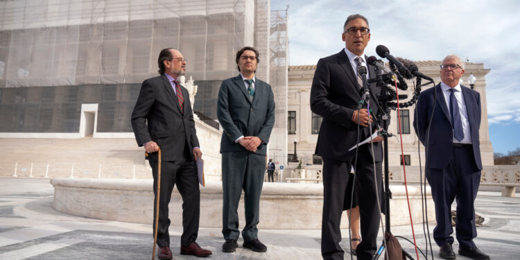 Jueces de la Corte Suprema evalúan el proceso de reembolso de los aranceles de Trump