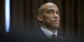 La administración Trump emite un cambio de política que hace profundos recortes al programa de vivienda para personas sin hogar