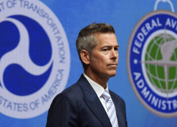 Las restricciones de vuelo se aliviarán, dice el DOT, una vez que regresen los controladores aéreos