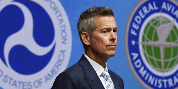 Las restricciones de vuelo se aliviarán, dice el DOT, una vez que regresen los controladores aéreos