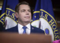 Swalwell demanda a funcionario de vivienda de Trump por acusaciones de fraude hipotecario