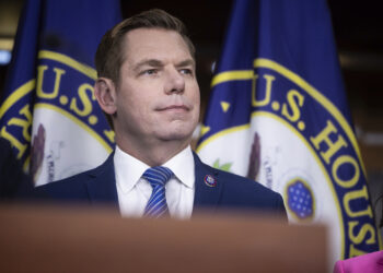 Swalwell demanda a funcionario de vivienda de Trump por acusaciones de fraude hipotecario