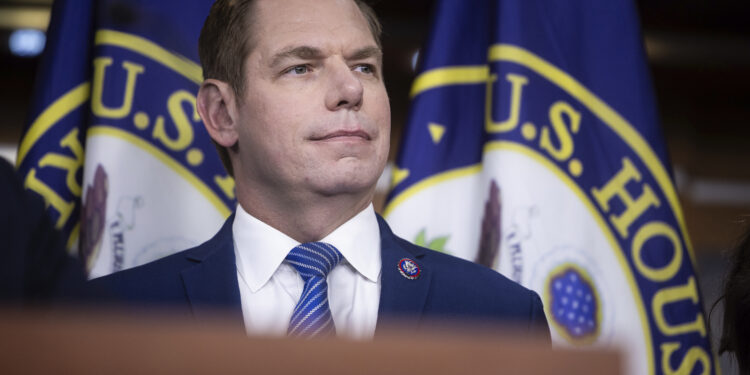 Swalwell demanda a funcionario de vivienda de Trump por acusaciones de fraude hipotecario