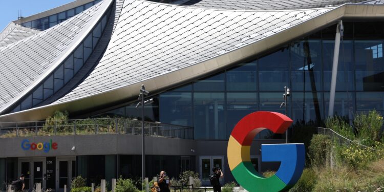 Google lanza una demanda contra los estafadores de mensajes de texto: NPR