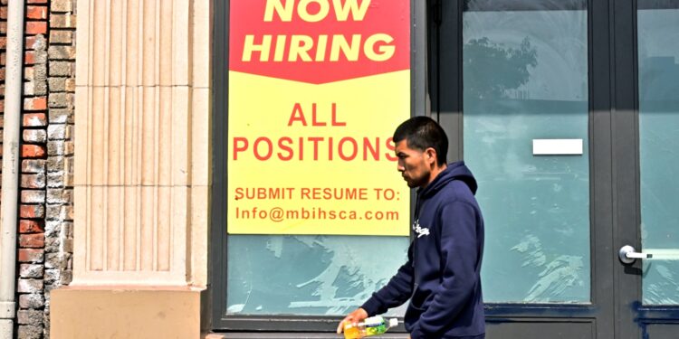 El informe de empleo de septiembre llega hoy, con casi siete semanas de retraso: NPR