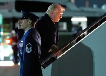 El presidente Trump elimina los aranceles a la carne vacuna, el café y las frutas tropicales: NPR