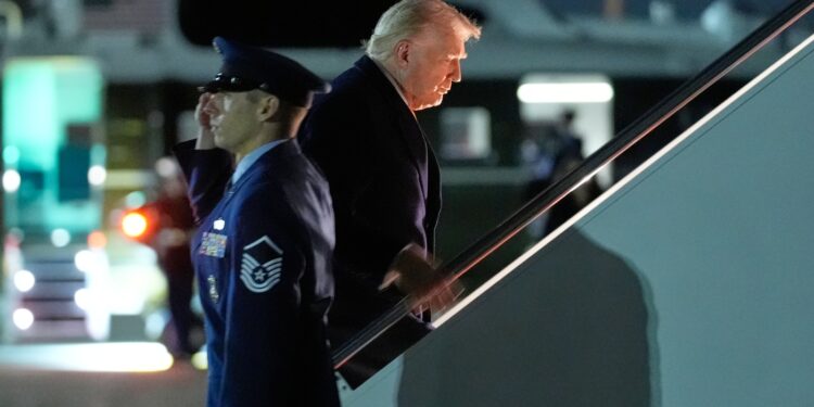 El presidente Trump elimina los aranceles a la carne vacuna, el café y las frutas tropicales: NPR