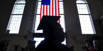 Las ciudades demandan por la nueva regla de condonación de préstamos por servicio público de Trump: NPR