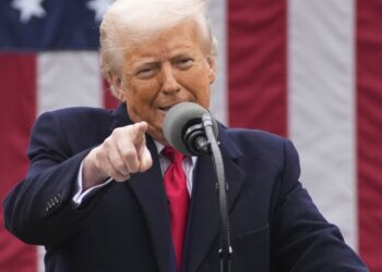 Trump ofrece ‘dividendos’ arancelarios incluso cuando el plan muestra fallas importantes: NPR