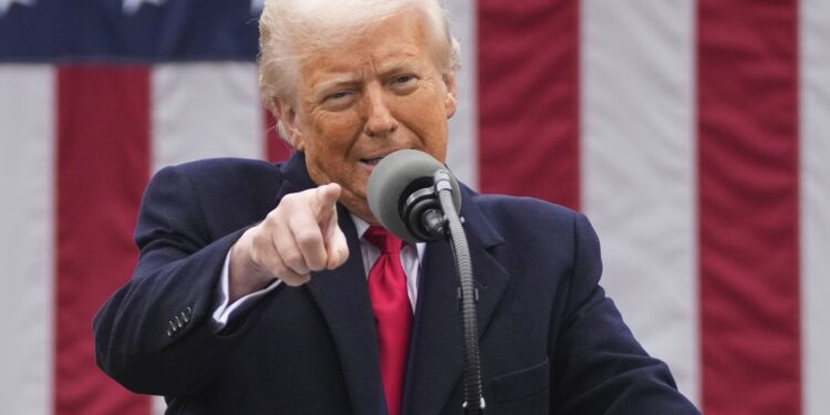 Trump ofrece ‘dividendos’ arancelarios incluso cuando el plan muestra fallas importantes: NPR