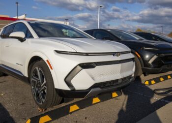 Los fabricantes de automóviles se ven afectados por los aranceles, pero algunos aún obtienen fuertes ganancias: NPR