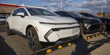 Los fabricantes de automóviles se ven afectados por los aranceles, pero algunos aún obtienen fuertes ganancias: NPR