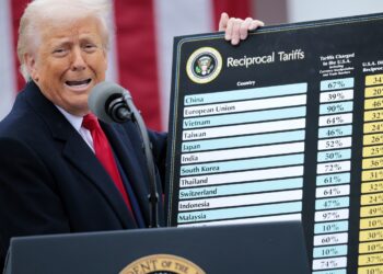 Los aranceles están recaudando miles de millones, pero a un alto costo económico: NPR