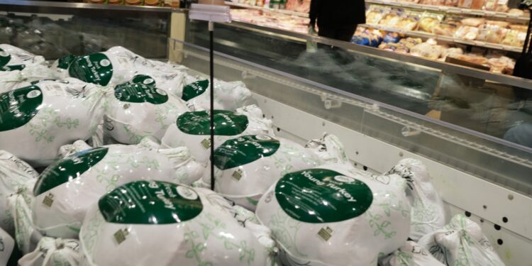 El Día de Acción de Gracias podría ser más caro este año. Aquí se explica cómo navegar por precios más altos: NPR