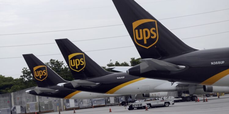 Los aviones de carga MD-11 en tierra podrían retrasar los envíos durante las vacaciones, dicen los expertos: NPR