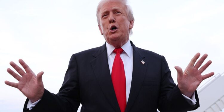 Con una economía tensa, Trump lucha por gestionar los precios: NPR