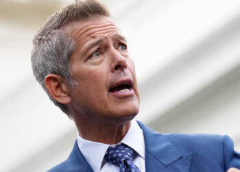 La FAA ordena recortes “radicales” de vuelos en los principales aeropuertos en medio del cierre