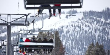 Acciones que realizan los mayores movimientos al mediodía: Oracle, Vail Resorts, GE Vernova, Brinks, Ciena y más