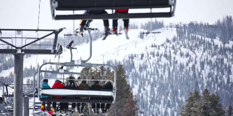 Acciones que realizan los mayores movimientos al mediodía: Oracle, Vail Resorts, GE Vernova, Brinks, Ciena y más