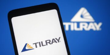 Acciones que realizan los mayores movimientos al mediodía: TLRY, ALGT, AVGO