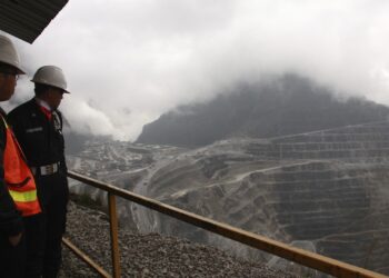 Acciones que realizan los mayores movimientos al mediodía: NVO, NOW, FCX, GPCR